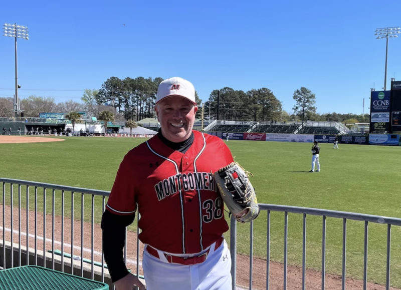 À l'heure actuelle, il a 56 ans, il est déjà à la retraite et il est toujours très actif dans le baseball universitaire