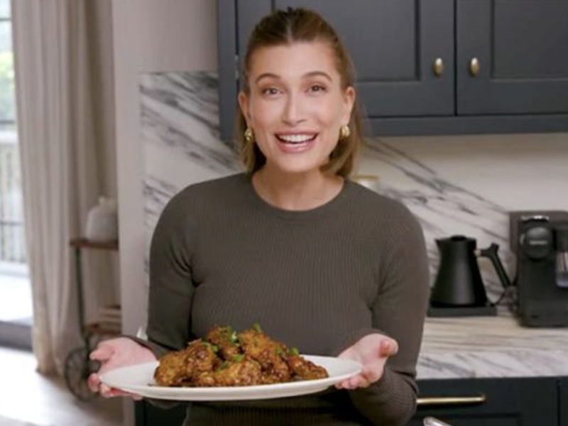 Dans sa nouvelle émission de cuisine à domicile, Hailey Bieber montre comment fabriquer les "meilleures Air Fryer Wings"
