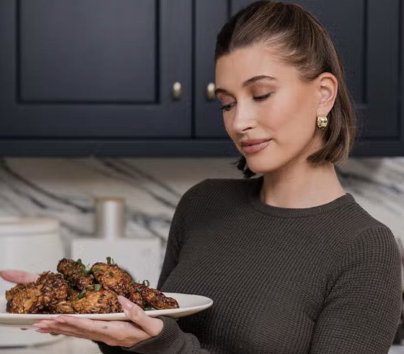Dans sa nouvelle émission de cuisine à domicile, Hailey Bieber montre comment fabriquer les "meilleures Air Fryer Wings"