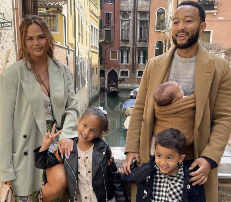 Après avoir été critiquée pour ne pas utiliser un porte-bébé de la "bonne" manière, Chrissy Teigen a répondu en disant: "Elle est en sécurité"
