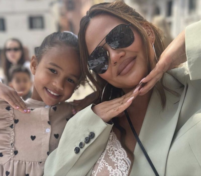 Après avoir été critiquée pour ne pas utiliser un porte-bébé de la "bonne" manière, Chrissy Teigen a répondu en disant: "Elle est en sécurité"