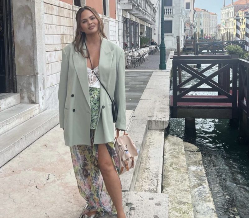 Après avoir été critiquée pour ne pas utiliser un porte-bébé de la "bonne" manière, Chrissy Teigen a répondu en disant: "Elle est en sécurité"
