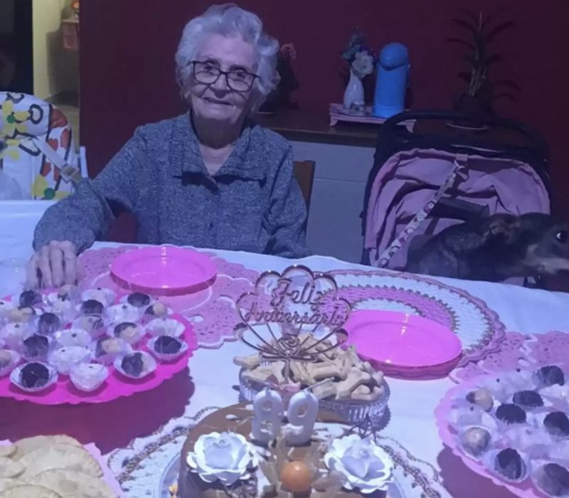La fête d'anniversaire la plus grandiose et la plus chaleureuse de tous les temps comprend dix chiens et une femme âgée du Brésil