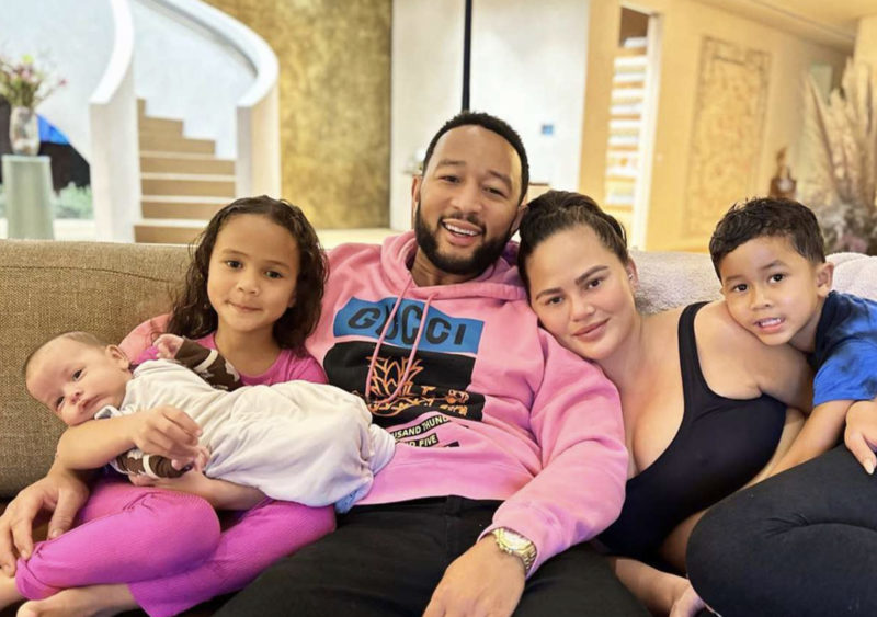 Après avoir été critiquée pour ne pas utiliser un porte-bébé de la "bonne" manière, Chrissy Teigen a répondu en disant: "Elle est en sécurité"