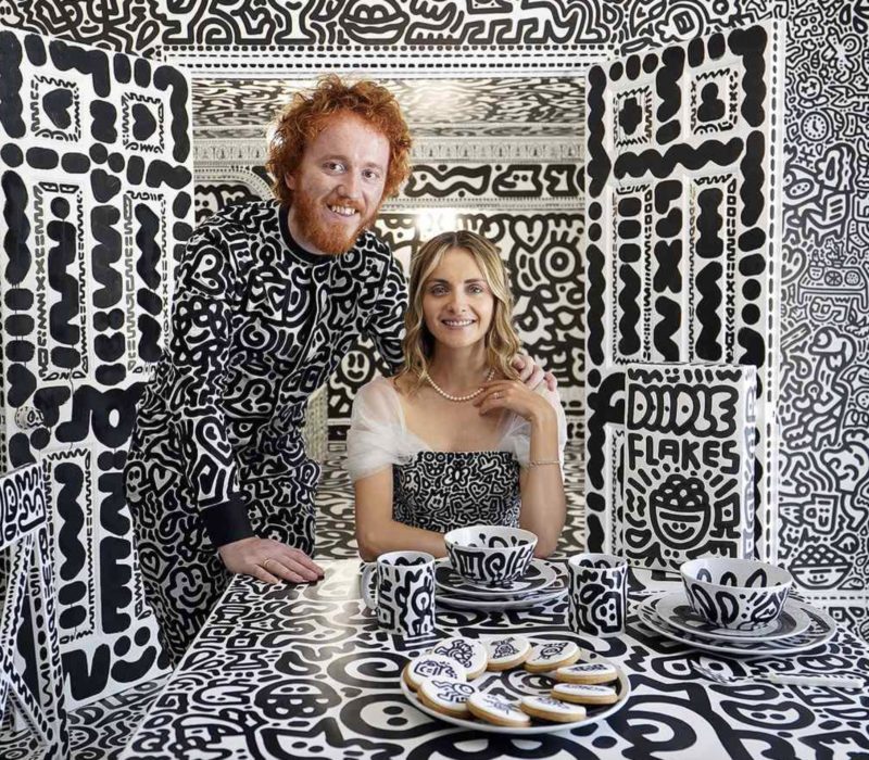 Pour réaliser une ambition à vie, l’artiste britannique Mr. Doodle a passé trois ans à dessiner dans toute sa maison