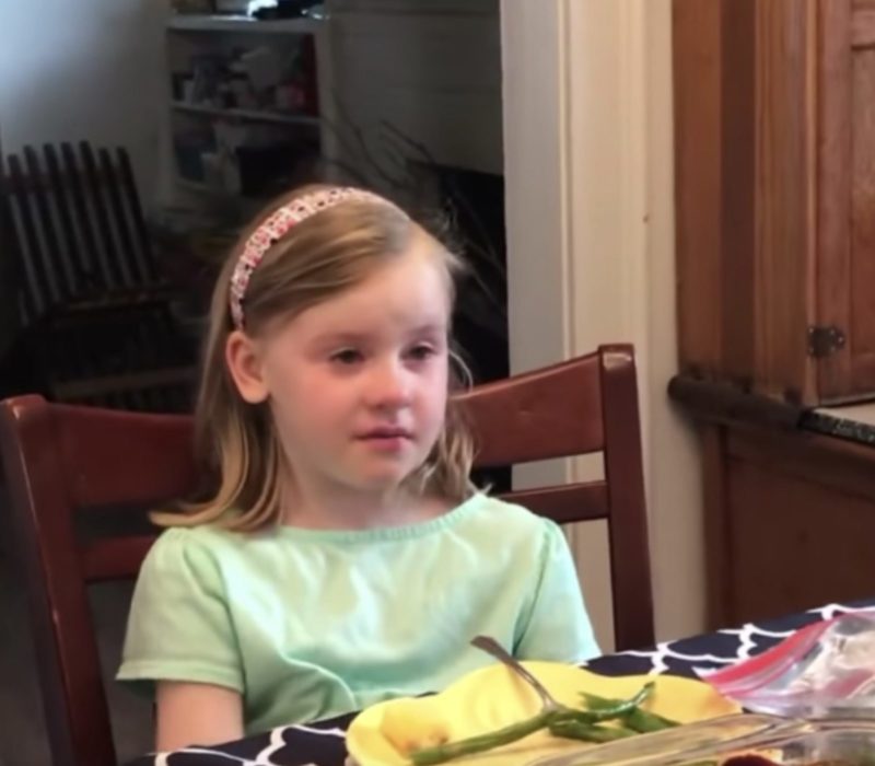 Une jeune fille sanglote en expliquant à ses parents pourquoi elle ne veut pas manger d'animaux