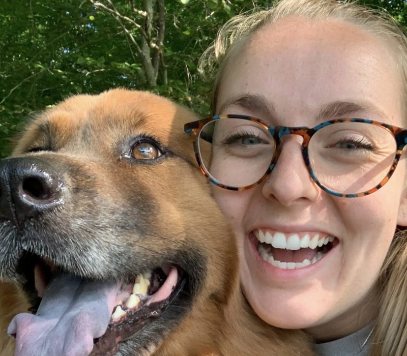 C'est de la perfection lorsque les parents incluent leur Golden Retriever dans le processus de nomination de leur enfant
