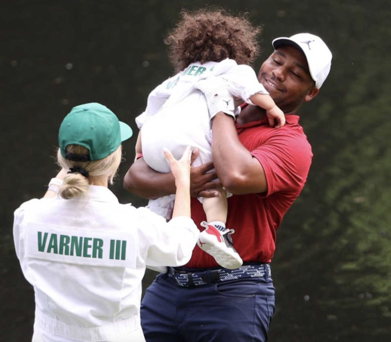 Le petit enfant du golfeur professionnel Harold Varner III a couru sur le green lors de la compétition Masters Par 3
