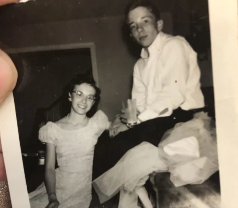 Une jeune femme a égaré son sac à main en 1954 et des ouvriers du bâtiment l'ont découvert dans les décombres 65 ans plus tard