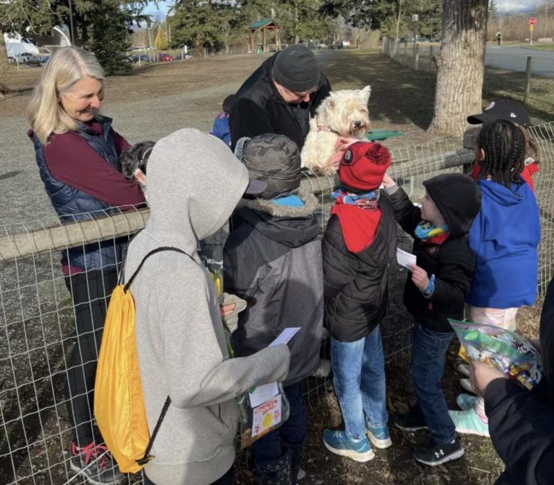 Leurs instructeurs donnent des devoirs en mathématiques, en langue et offrent des cadeaux aux inconnus