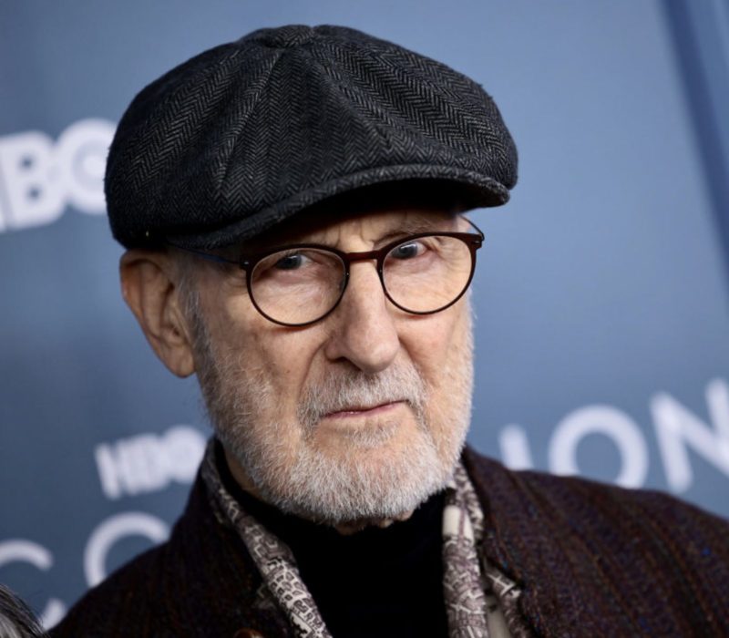 James Cromwell, star du film "Babe", aide à sauver un vrai cochon qui est sorti d'un camion de boucherie