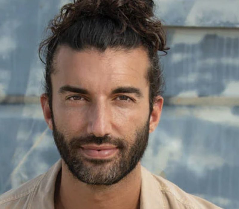 Locks of Love est une organisation caritative que Justin Baldoni a soutenue en faisant don de ses cheveux dans le passé. "Et voila!"