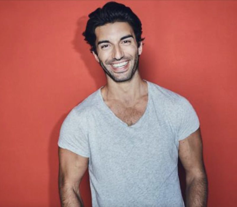 Locks of Love est une organisation caritative que Justin Baldoni a soutenue en faisant don de ses cheveux dans le passé. "Et voila!"