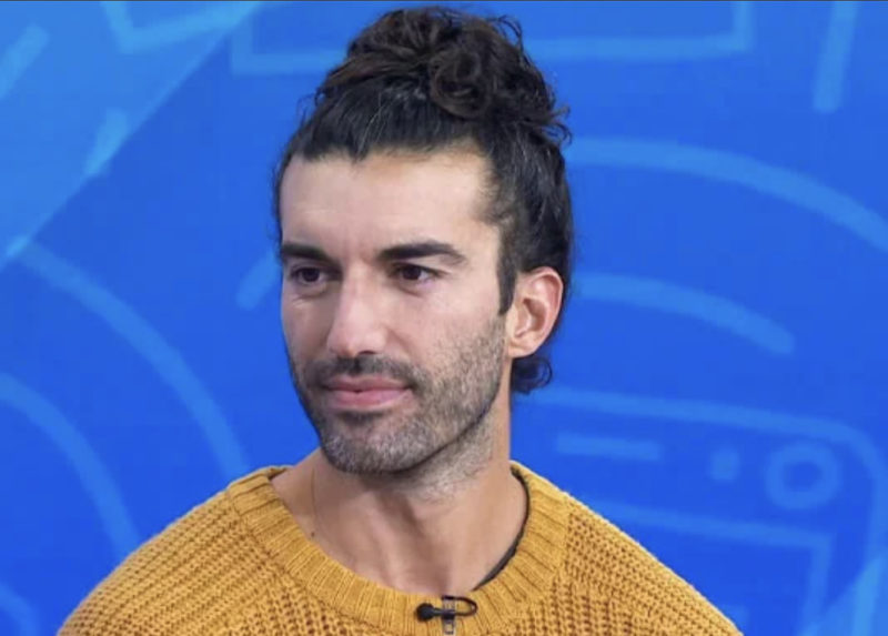 Locks of Love est une organisation caritative que Justin Baldoni a soutenue en faisant don de ses cheveux dans le passé. "Et voila!"