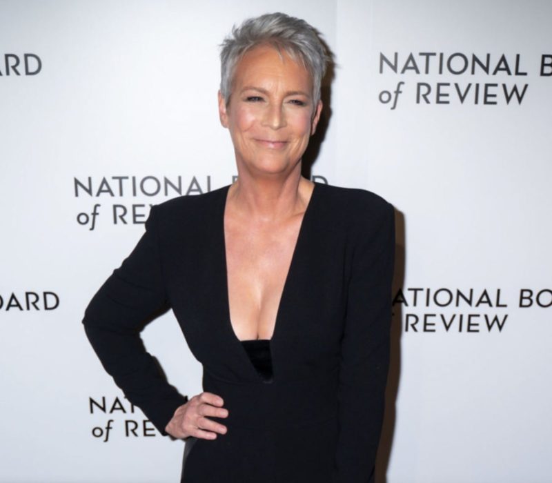 Jamie Lee Curtis fait l'éloge de Karol G pour avoir appelé la couverture du magazine Photoshopped : "Nous ne sommes pas des IA"