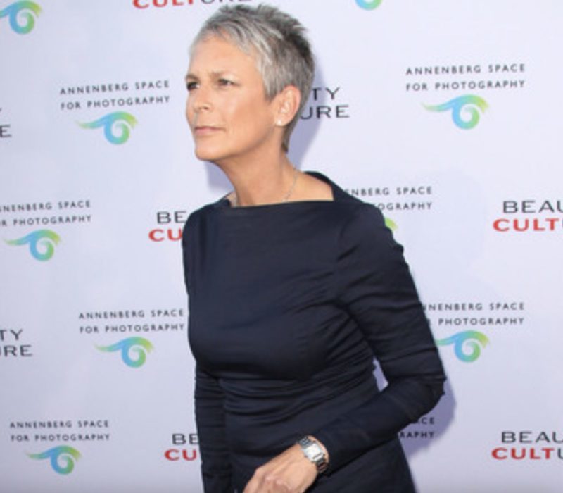 Jamie Lee Curtis fait l'éloge de Karol G pour avoir appelé la couverture du magazine Photoshopped : "Nous ne sommes pas des IA"
