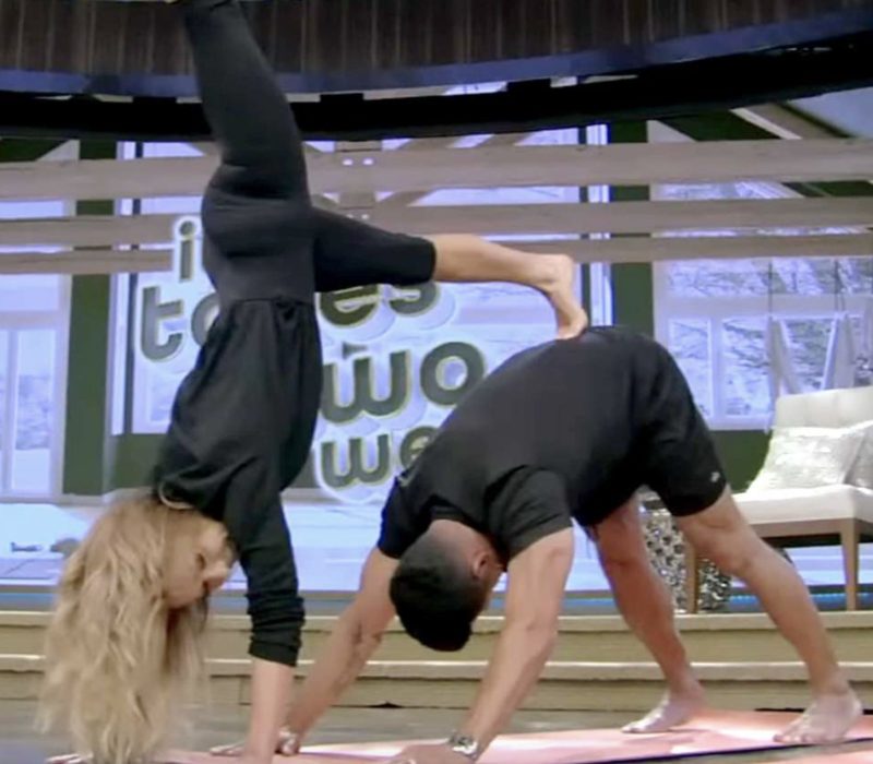 Kelly Ripa et Mark Consuelos explorent le yoga en couple en tant que nouveaux co-animateurs en direct passionnants