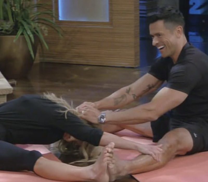 Kelly Ripa et Mark Consuelos explorent le yoga en couple en tant que nouveaux co-animateurs en direct passionnants