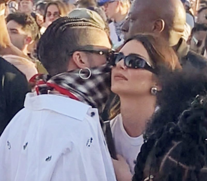 "Ils avaient l'air très confortables". C'est à propos de Kendall Jenner et Bad Bunny, qui ont été vus ensemble à Coachella