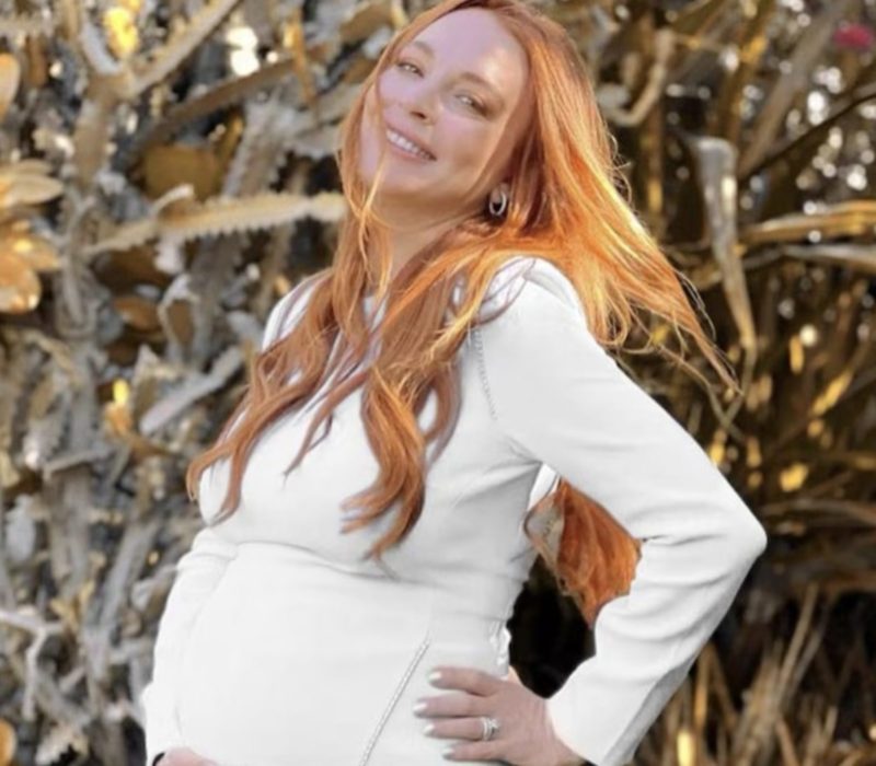 Lindsay Lohan, qui est enceinte et célèbre sa baby shower, affiche fièrement son baby bump en expansion