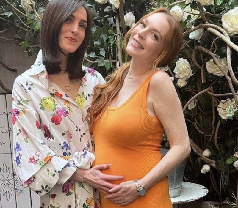 Lindsay Lohan, qui est enceinte et célèbre sa baby shower, affiche fièrement son baby bump en expansion