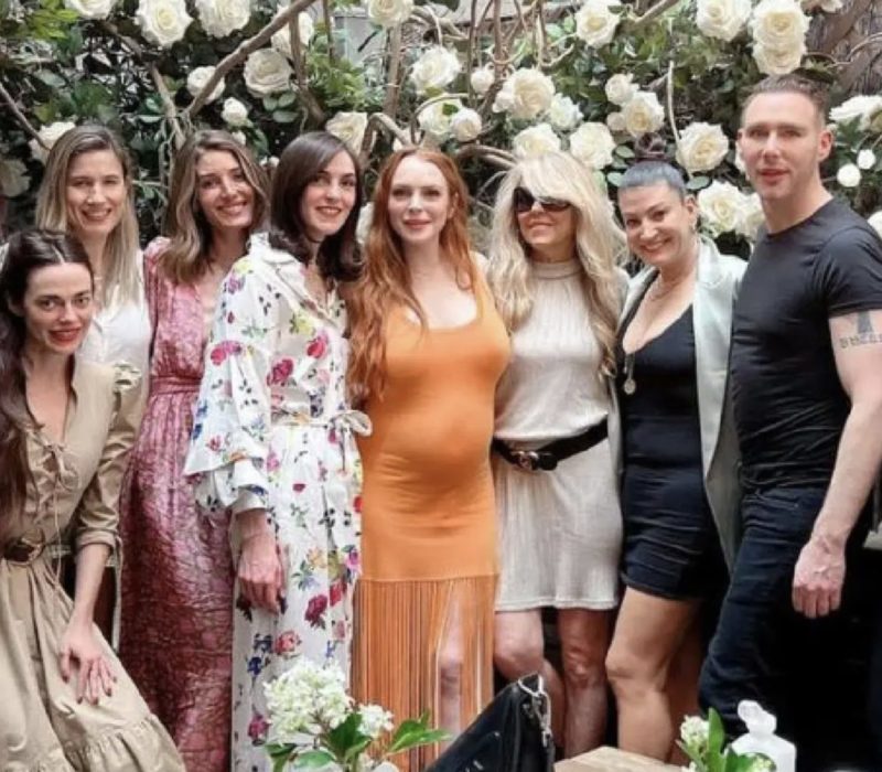 Lindsay Lohan, qui est enceinte et célèbre sa baby shower, affiche fièrement son baby bump en expansion