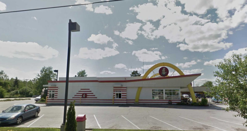 Wow, quelle découverte unique ! Un couple a trouvé des frites McDonald's de 63 ans conservées dans le mur de leur salle de bain lors d'une rénovation domiciliaire
