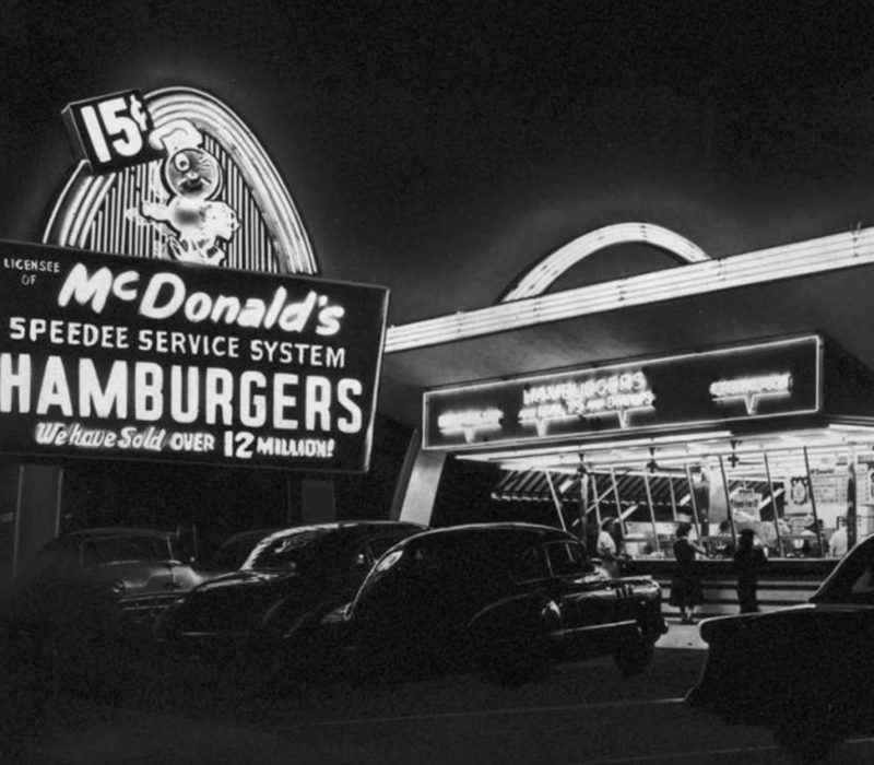 Wow, quelle découverte unique ! Un couple a trouvé des frites McDonald's de 63 ans conservées dans le mur de leur salle de bain lors d'une rénovation domiciliaire