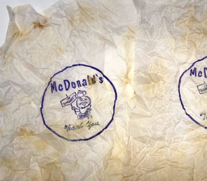 Wow, quelle découverte unique ! Un couple a trouvé des frites McDonald's de 63 ans conservées dans le mur de leur salle de bain lors d'une rénovation domiciliaire