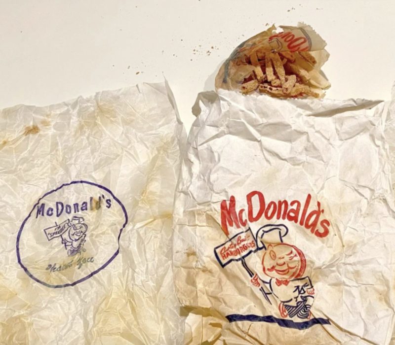 Wow, quelle découverte unique ! Un couple a trouvé des frites McDonald's de 63 ans conservées dans le mur de leur salle de bain lors d'une rénovation domiciliaire