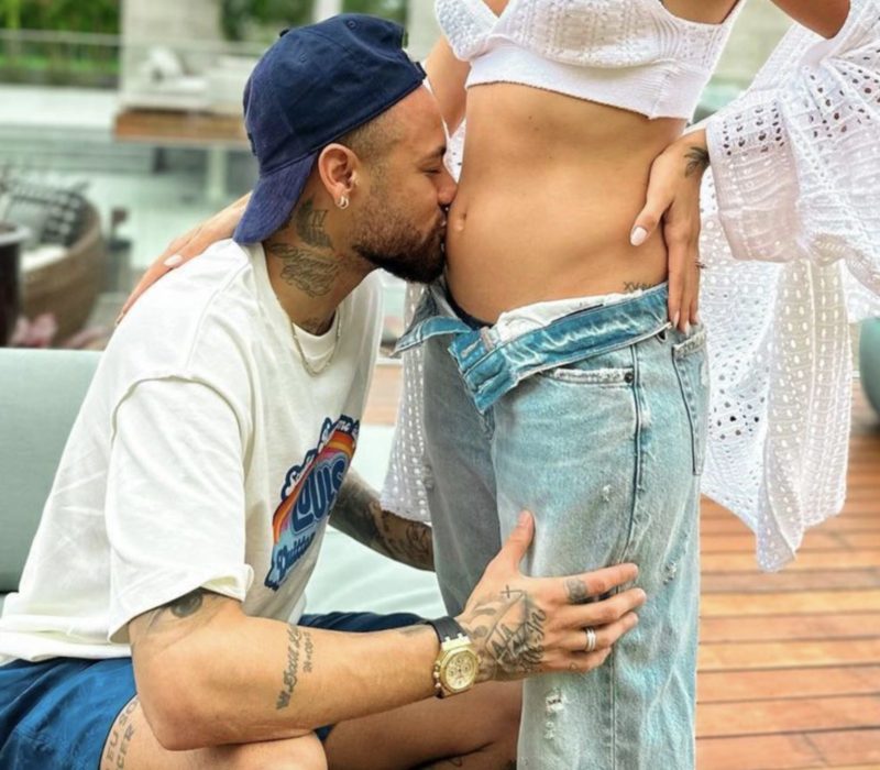 La star brésilienne du football Neymar et le mannequin Bruna Biancardi attendent leur premier enfant ensemble et ils sont impatients de le voir
