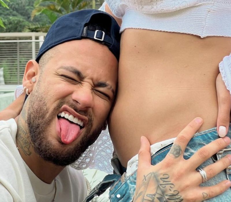 La star brésilienne du football Neymar et le mannequin Bruna Biancardi attendent leur premier enfant ensemble et ils sont impatients de le voir