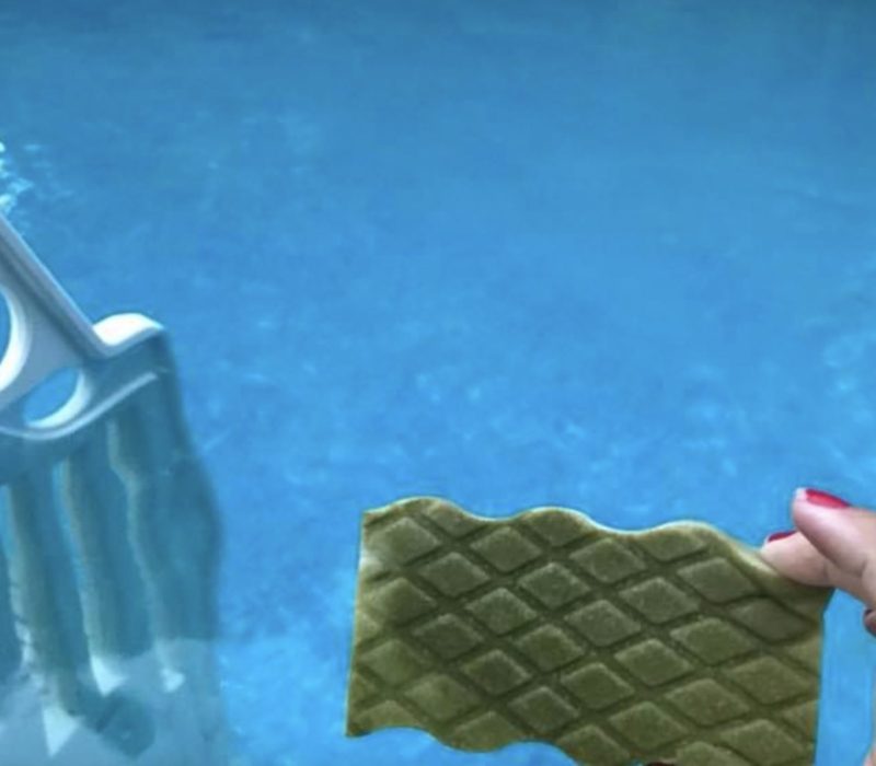 Une femme âgée de l'Ohio nettoie sa piscine trouble et sale avec une seule gomme magique à la fois