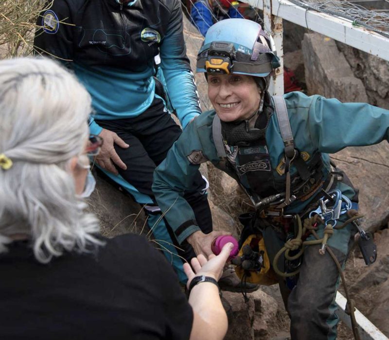 «Je ne voulais pas sortir», dit une Espagnole de 50 ans qui est sortie d'une grotte après avoir passé 500 jours seule dans une grotte en Espagne