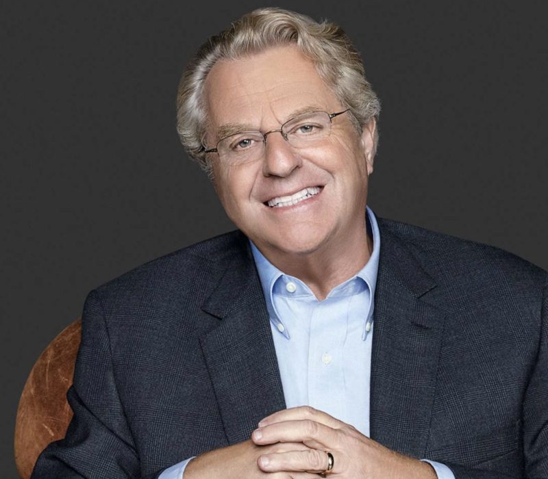 Le voyage DWTS de Jerry Springer a été riche en expériences d'apprentissage, notamment la maîtrise de la valse pour le mariage de sa fille. C'est super de revoir tous les progrès qu'il a fait
