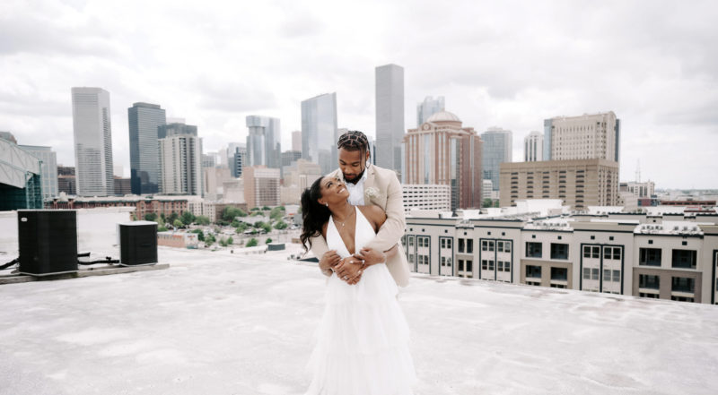 Simone Biles partage où elle a trouvé sa belle robe pour son mariage au palais de justice - et c'est un vol à 119 $!