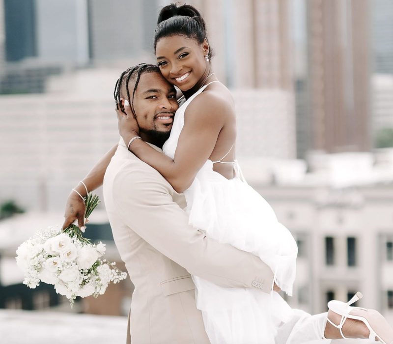 Simone Biles partage où elle a trouvé sa belle robe pour son mariage au palais de justice - et c'est un vol à 119 $!