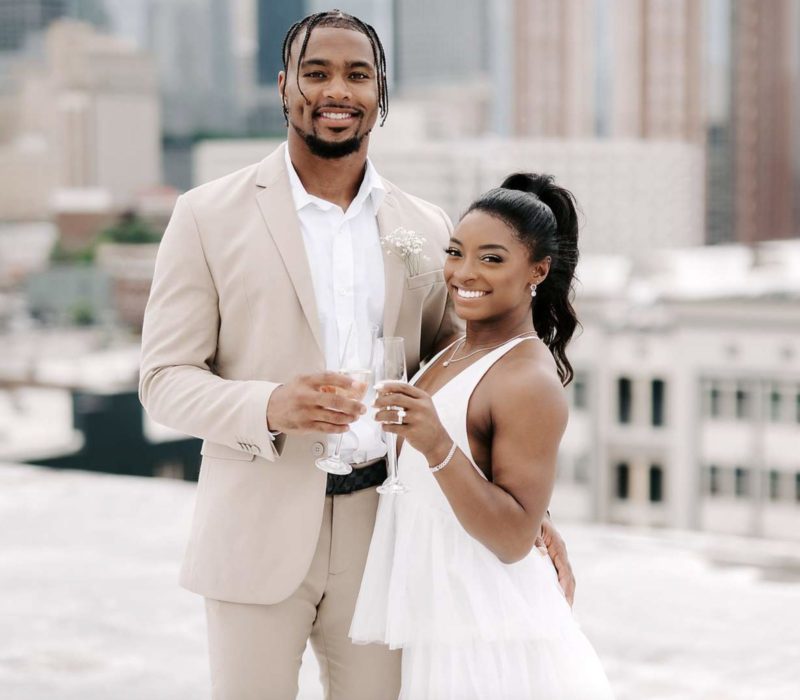 Simone Biles partage où elle a trouvé sa belle robe pour son mariage au palais de justice - et c'est un vol à 119 $!