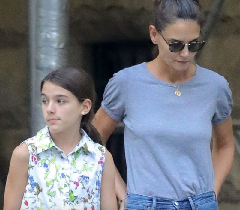 Un mois seulement après que les accusations sur Tom Cruise ont commencé à circuler, Katie Holmes a déclaré qu'elle souhaitait "protéger" sa fille Suri