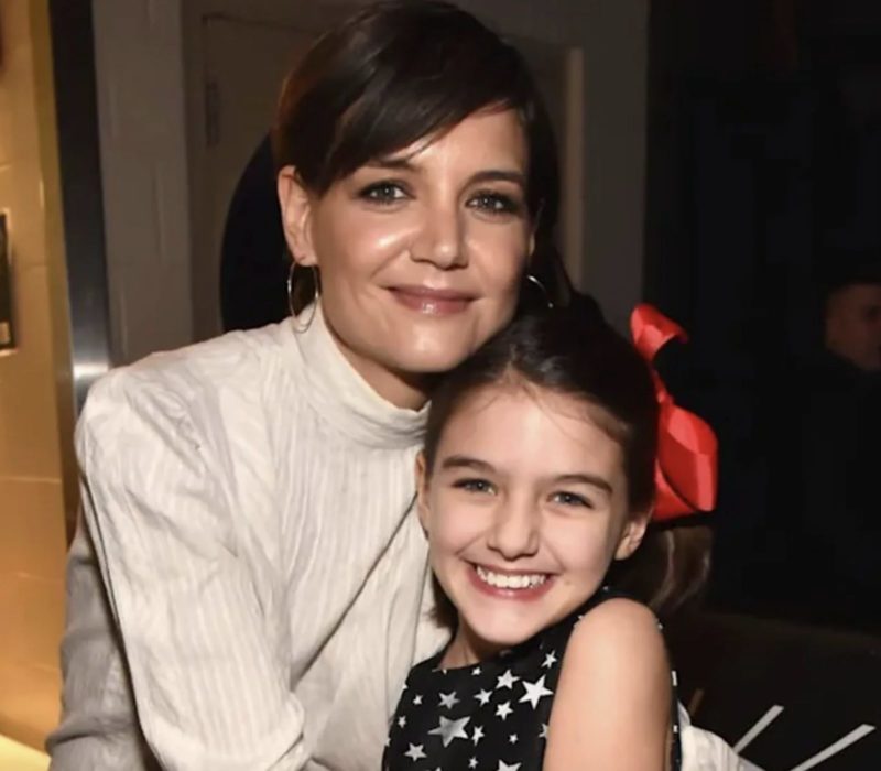 Un mois seulement après que les accusations sur Tom Cruise ont commencé à circuler, Katie Holmes a déclaré qu'elle souhaitait "protéger" sa fille Suri