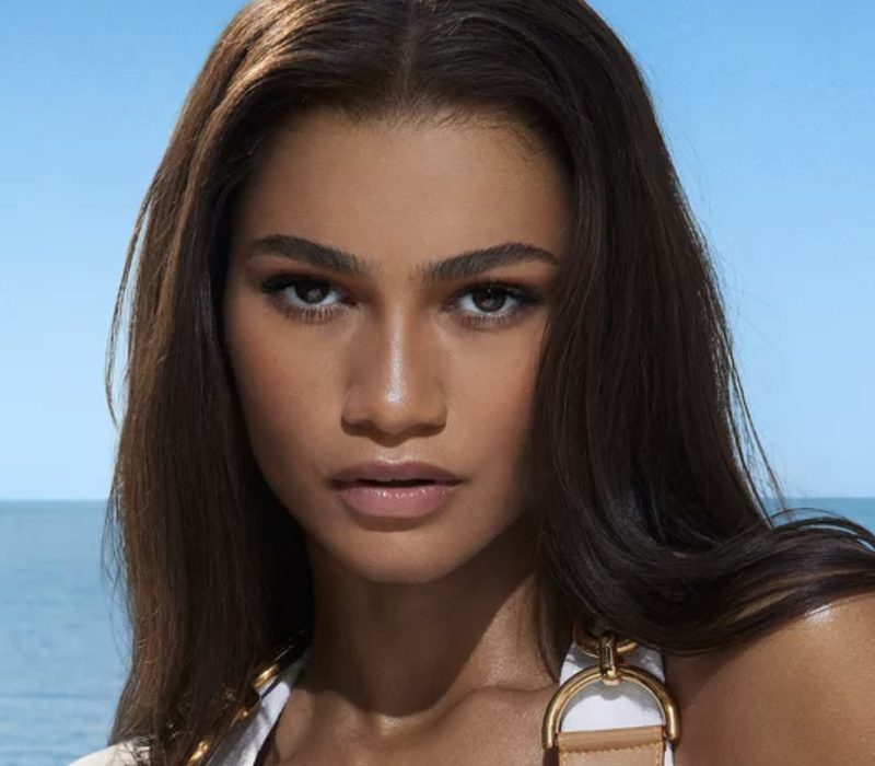 Nouvelles excitantes! Zendaya a été annoncée comme nouvelle ambassadrice de la maison pour Louis Vuitton. Découvrez ses débuts incroyables