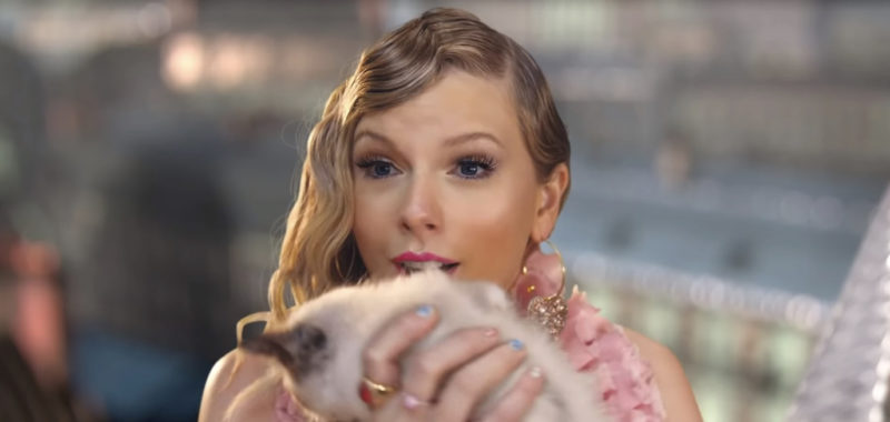 Découvrez les adorables compagnons félins de Taylor Swift: Meredith Grey, Olivia Benson et Benjamin Button. Ils sont magnifiques