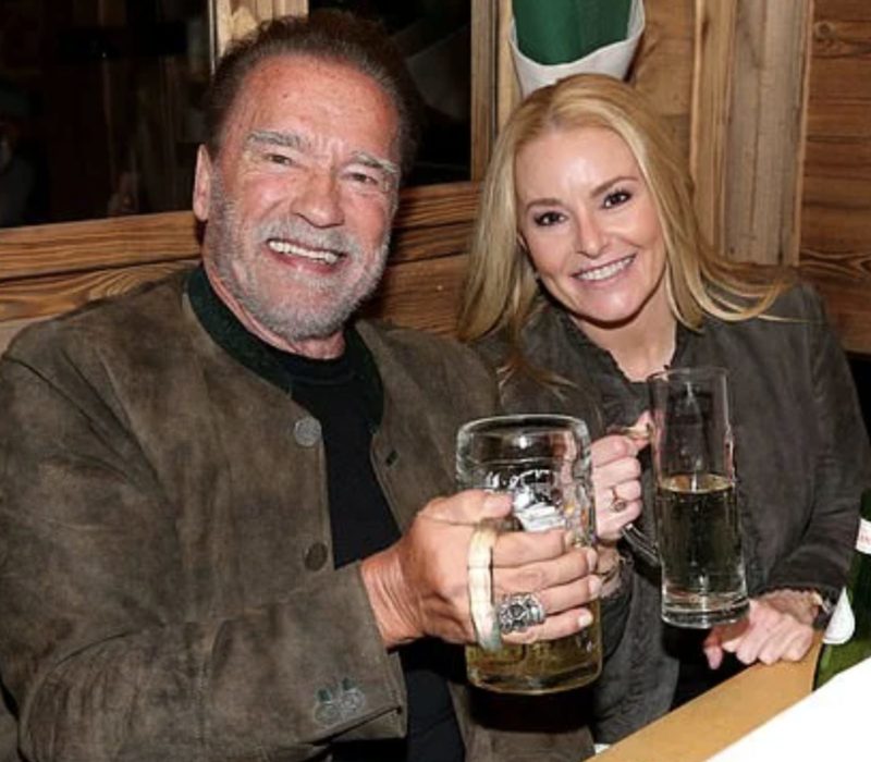 Wow, ça doit être très étonnant ! Arnold Schwarzenegger a un cochon de compagnie. L'attachement est évident