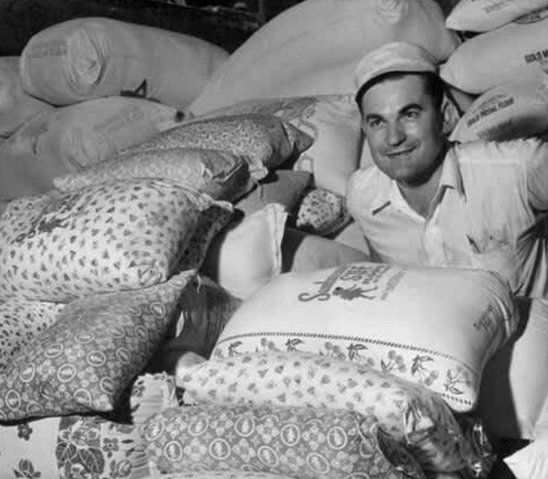 Dans les années 1930, les dames avaient la possibilité de confectionner des robes à partir des motifs vibrants imprimés sur des sacs à grains. Ces tenues étaient un choix de mode populaire