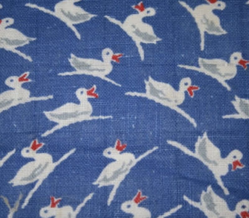 Dans les années 1930, les dames avaient la possibilité de confectionner des robes à partir des motifs vibrants imprimés sur des sacs à grains. Ces tenues étaient un choix de mode populaire