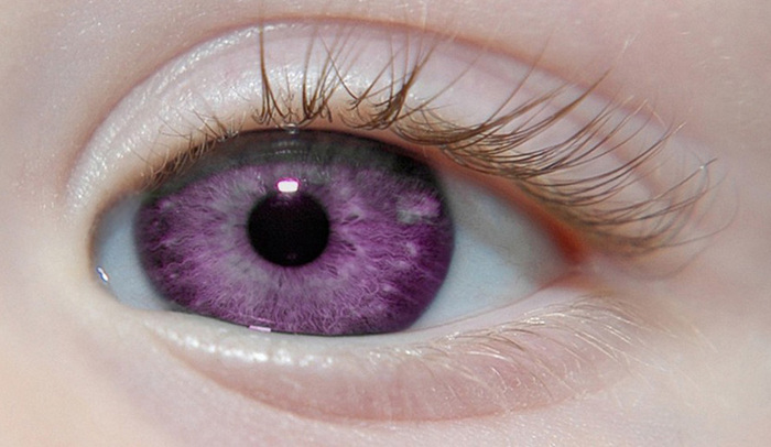 Les yeux violets ont des sorcières et des diseurs de bonne aventure. C'est la vérité ou non
