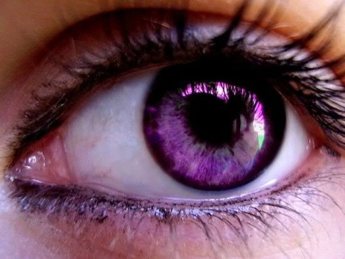 Les yeux violets ont des sorcières et des diseurs de bonne aventure. C'est la vérité ou non