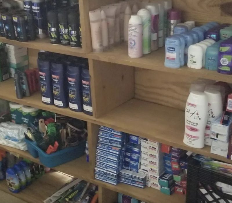 Des éducateurs compatissants ont mis en place un « placard de confort » pour soutenir les étudiants défavorisés, en leur donnant accès à des vêtements essentiels et à d'autres nécessités