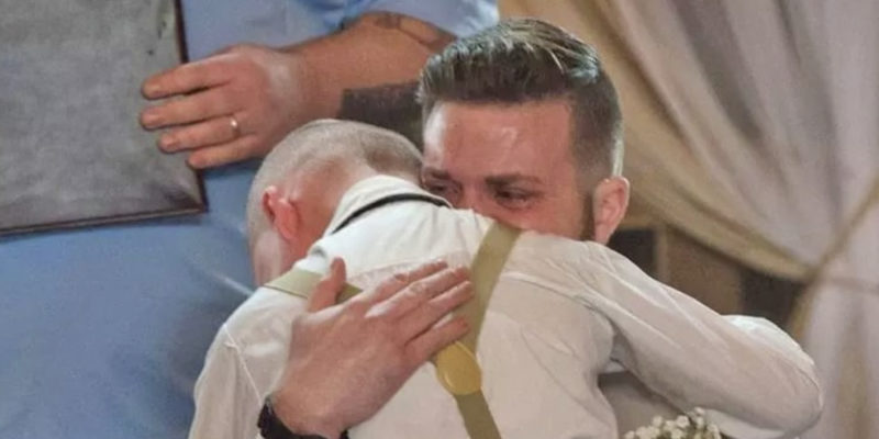 Préparez-vous à verser des larmes en voyant les vœux de mariage réconfortants de cet homme à son fils nouvellement adopté