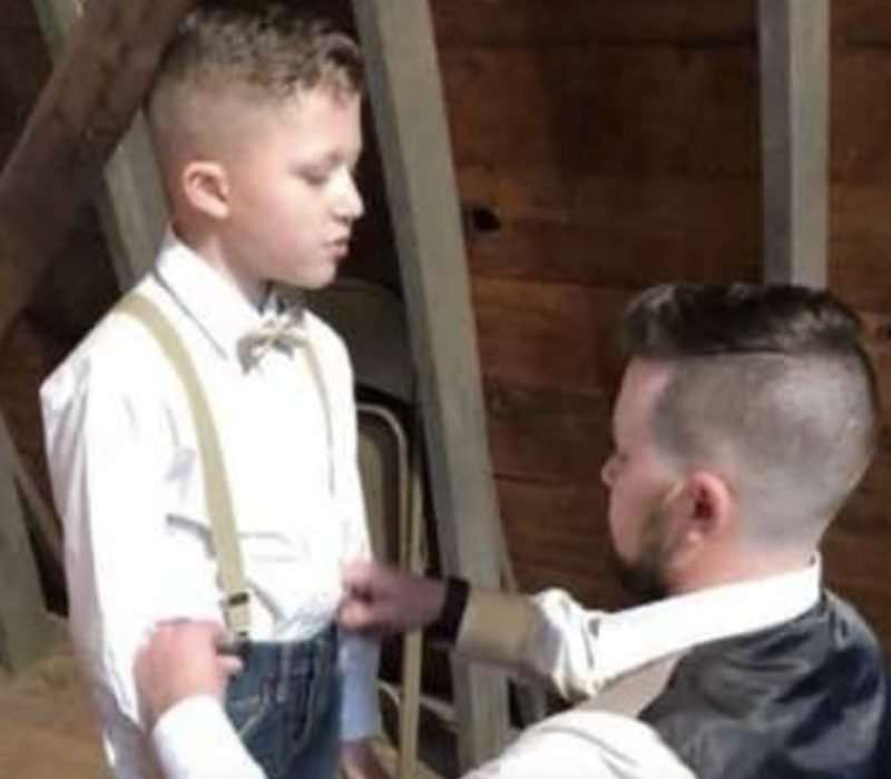 Préparez-vous à verser des larmes en voyant les vœux de mariage réconfortants de cet homme à son fils nouvellement adopté